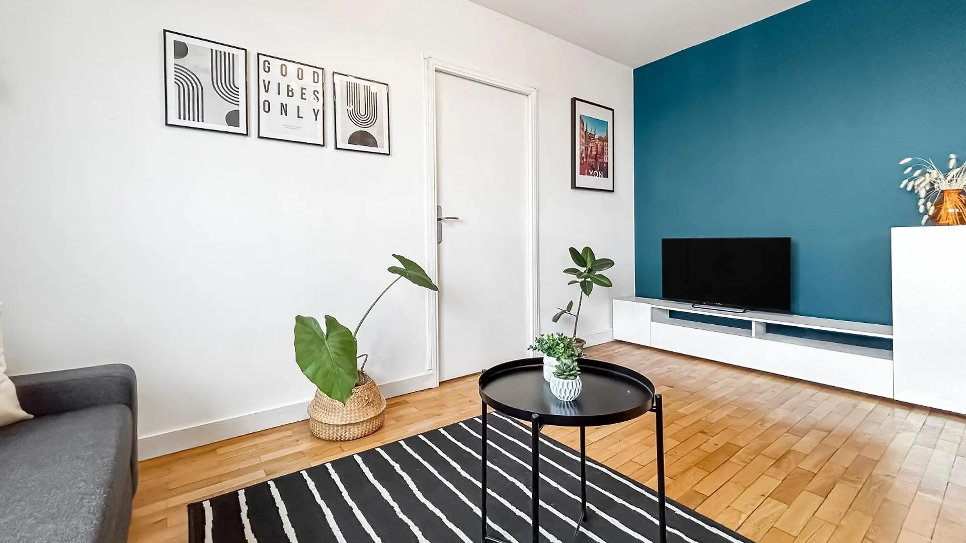Cozy Flat Balcony Panoramic View 5M Metro B Appartement Oullins 0*,  Frankrijk